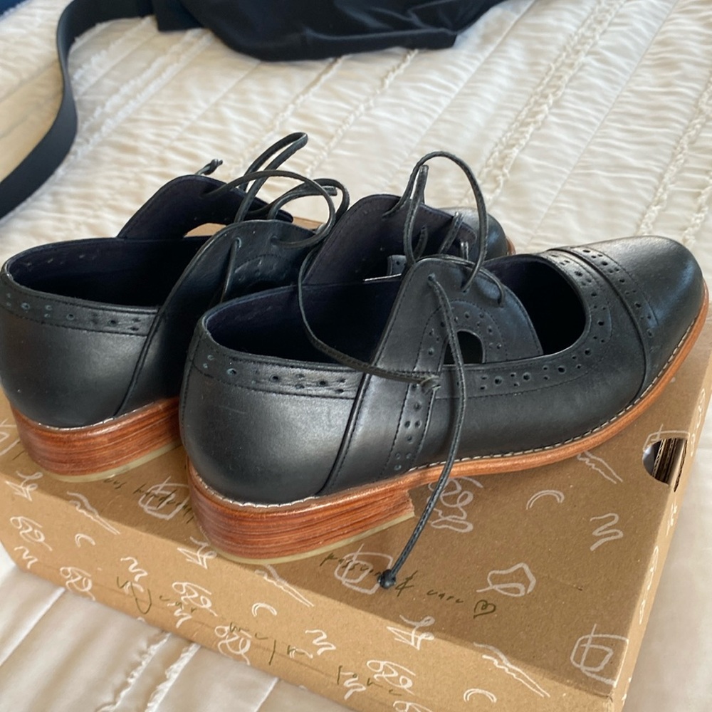 Elf brand size 71/2
Beautiful shoe
Too small for me